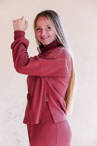 Herbstlicher Damenpulli aus geripptem Stoff mit Schlitzen an den Seiten