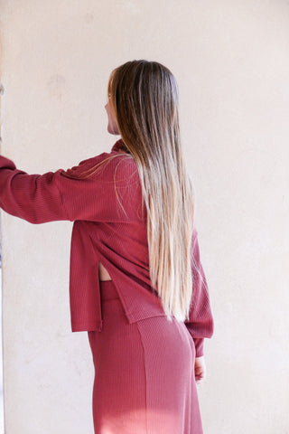 Nachhaltiger Pullover für kühle Tage und moderne Looks in rot