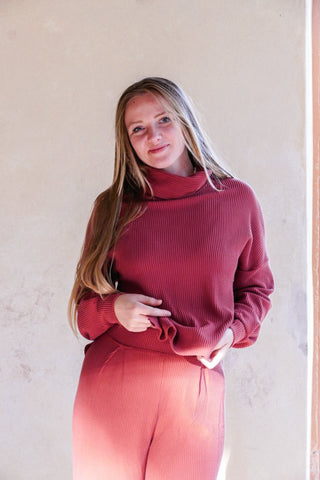 Lässiger Rollkragenpullover mit Schlitzdetails aus fairer Produktion made in Germany