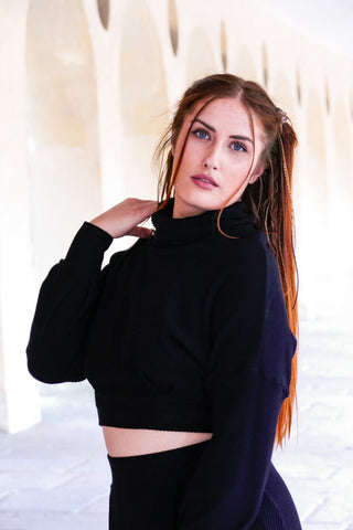 Nachhaltiger und bequemer Crop Pullover mit Rollkragen aus schwarzem und sehr weichem Stoff für den Herbst