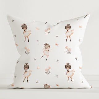 Elegantes Kinder Dekokissen mit Ballerina-Motiv aus OEKO-Tex Baumwolle, 40x40 cm, handgefertigt von Leslis – weich, nachhaltig und inspiriert vom Tanz.
