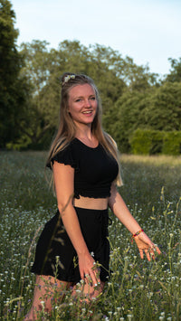 TENCEL FARRAH Crop T-Shirt black – Rippoptik mit Schnürung & Schmetterlingsärmel — Ansicht 8