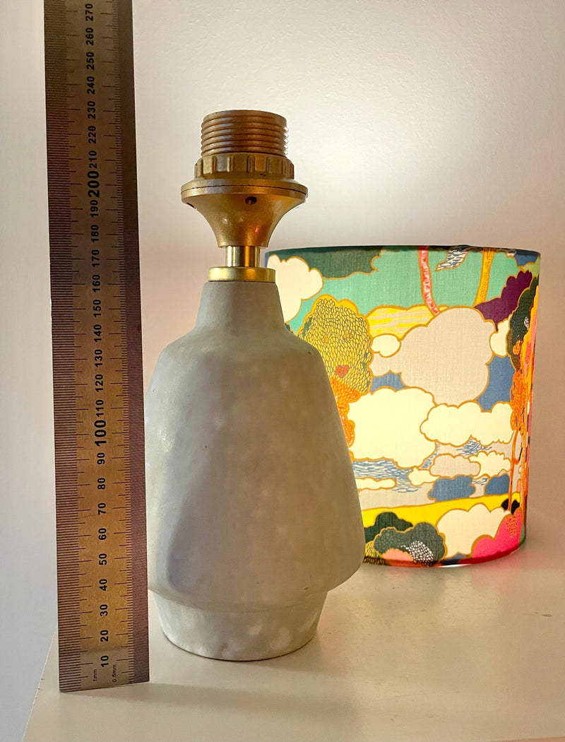 The Archive Collection: Kabellose Tischlampe aus Vintage-Vase mit Lampenschirm aus Liberty-Stoff „Prospect Road“ — Ansicht 9