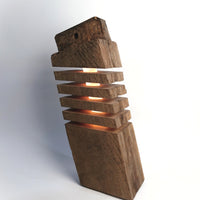 Torn 4 Stehlampe – Designerstück aus recyceltem Fachwerkholz — Ansicht 1