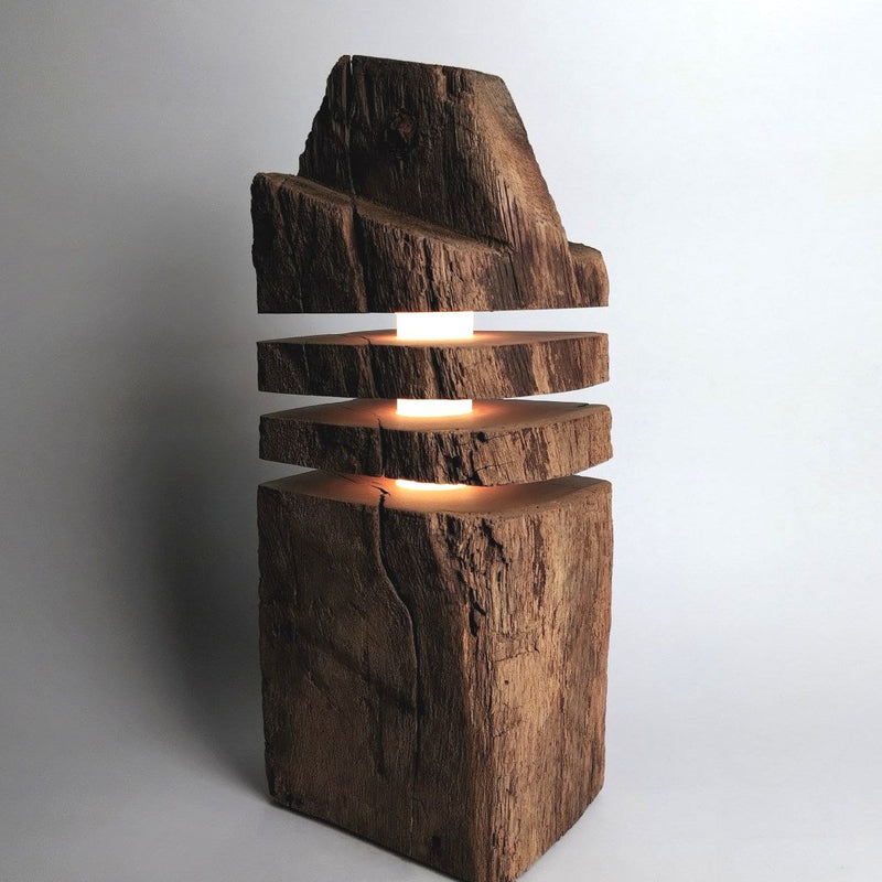 Torn 7 Stehlampe – Designerstück aus recyceltem Fachwerkholz — Handworkz