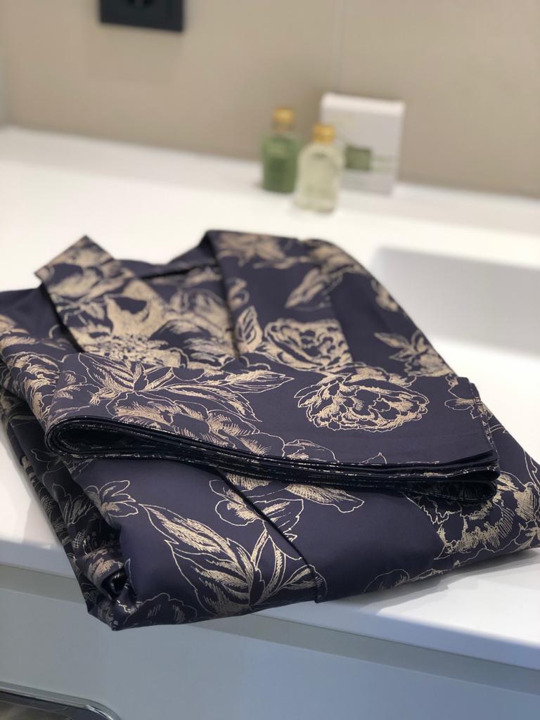 Satin Kimono Indigo Peony – 100% mercerisierte Baumwolle, 300 TC — Ansicht 3