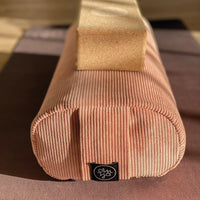 OM YA Yoga Bolster Möbelkord handgefertigt Dinkelfüllung 60 cm — Ansicht 4