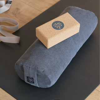 OM YA Design Yoga Bolster – Möbelkord | Dinkelfüllung | Handgefertigt