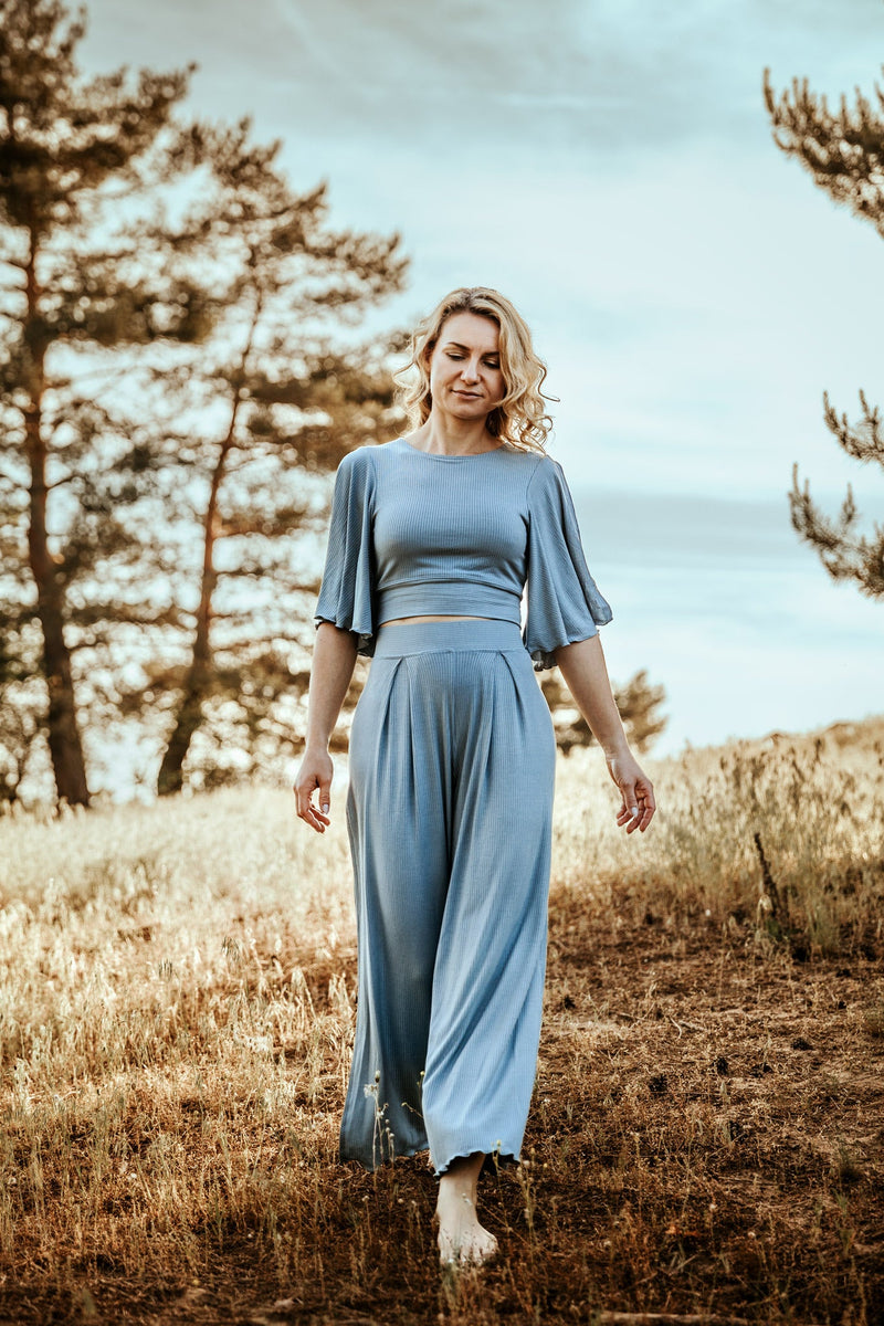 Farrah Comfy Pants Sky – Komfortable Tencel-Hose mit Rüschensaum — Vivien Joy