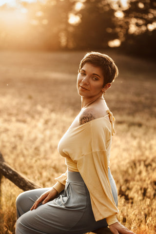 Langärmliges Oberteil mit Wickeleffekt und verstellbarem Rückenausschnitt in Pastellgelb