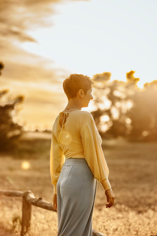 Sommerpullover aus Tencel mit Bindeband am Rücken