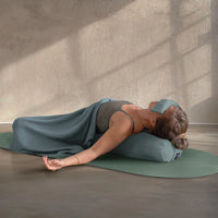 OM YA Yoga Bolster Möbelkord Handgefertigt Dinkelfüllung 60 cm — Ansicht 3