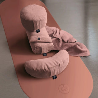 OM YA Halbmondkissen – Möbelkord | Handgefertigt | Dinkelspelz