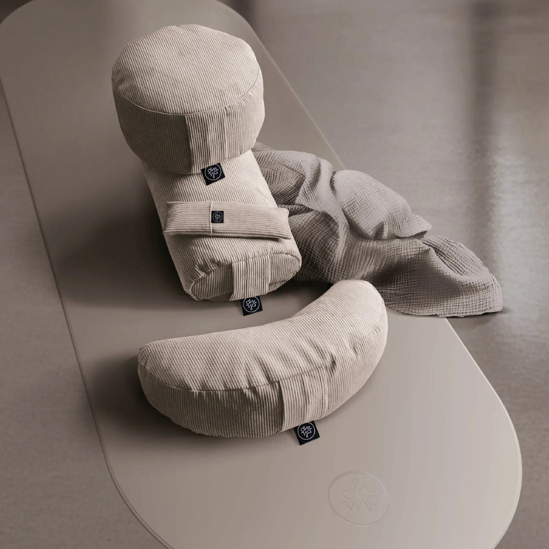 OM YA Yoga Bolster Möbelkord handgefertigt Dinkelspelz 60 cm — Ansicht 4