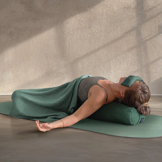 OM YA Shavasana Decke – Musselin | Handgefertigt | Weich & leicht
