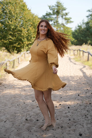 Lässiges und stilvolles Kleid aus 100 % GOTS-zertifizierter Baumwolle in Curry.