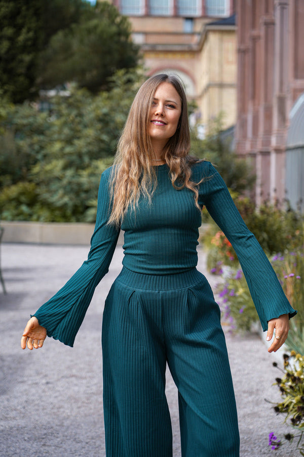 Lya langer Pulli bottle green – Figurbetont mit Trompetenärmeln