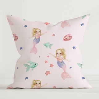 Leslis Fantasia Dekokissen 40×40 cm aus OEKO‑Tex Baumwolle – Meerjungfrauen in fröhlichem Pink, hautfreundlich und langlebig
