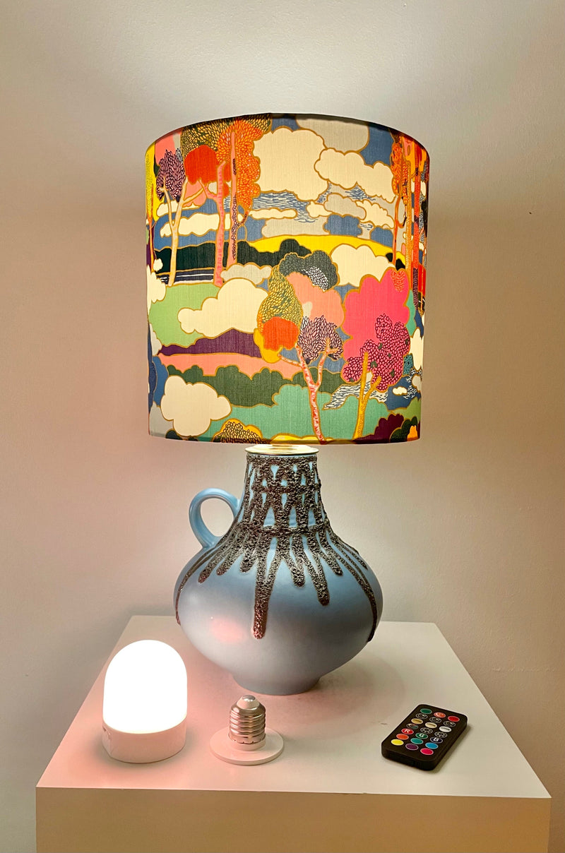 The Archive Collection: Kabellose Fohr Vasenlampe mit Lampenschirm aus Liberty-Reprint „Prospect Road“ — Ansicht 6