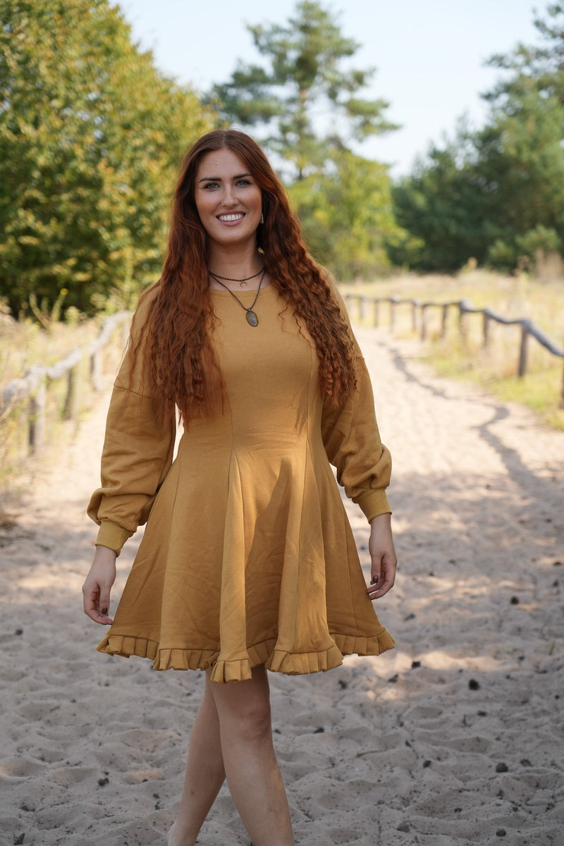 KAYLA Kleid curry – Strickleid tailliert mit Rüschensaum — Vivien Joy