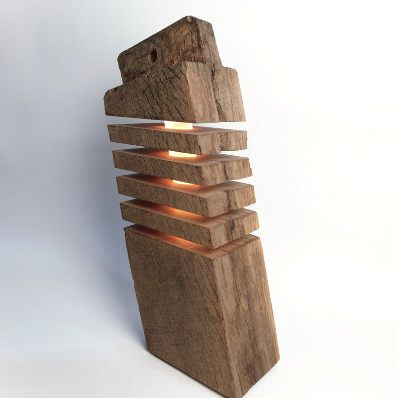 Torn 4 Stehlampe – Designerstück aus recyceltem Fachwerkholz — Ansicht 2