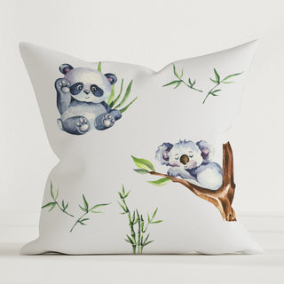 „Koala & Panda“ Kinder Dekokissen, 100 % Baumwolle, 40×40 cm, ohne Füllung – zwei sanfte Tierfreunde für gemütliche Kuschelecken.
