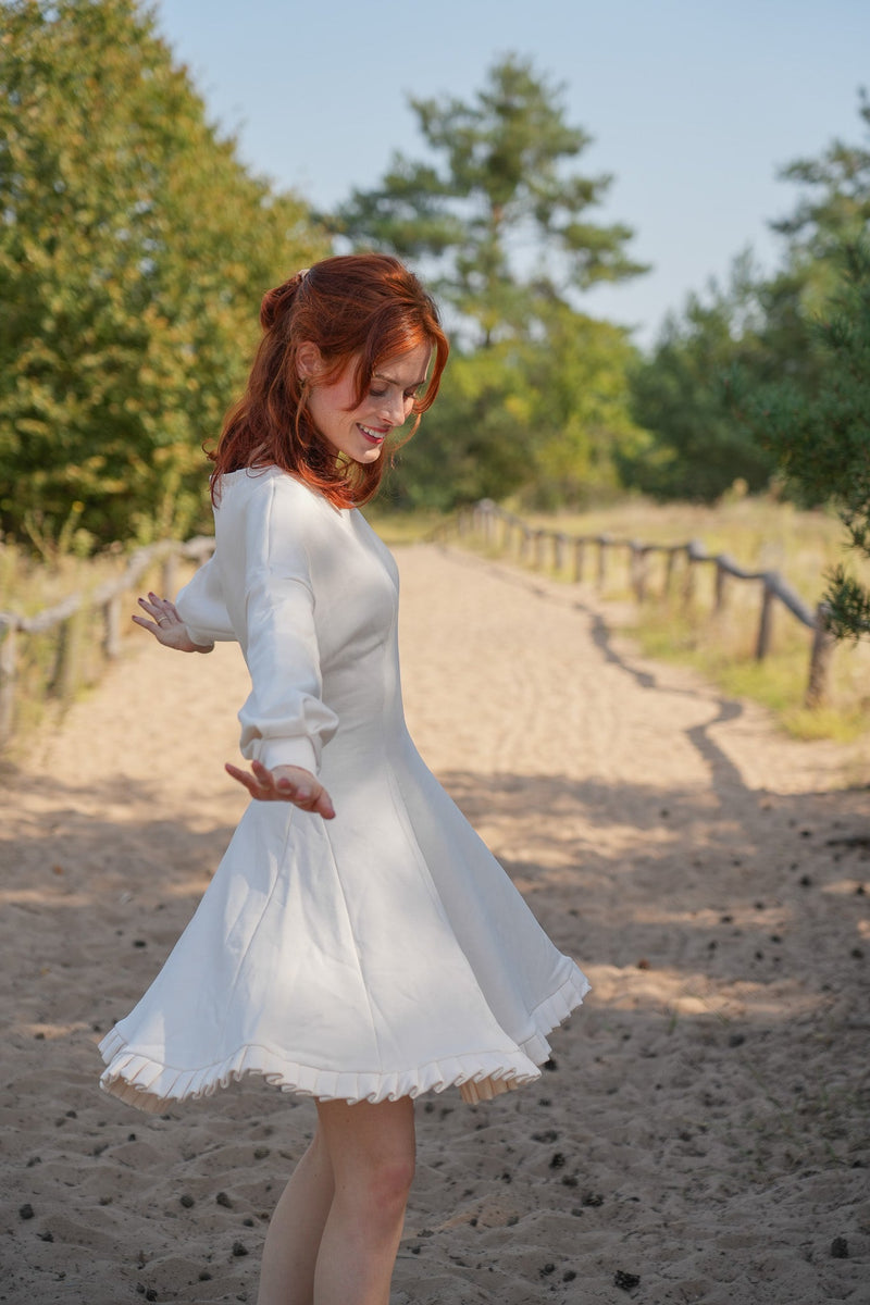KAYLA Kleid Creamy White – Bio-Baumwolle, Rüschensaum — Ansicht 6