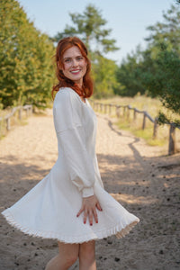 KAYLA Kleid Creamy White – Bio-Baumwolle, Rüschensaum — Ansicht 4