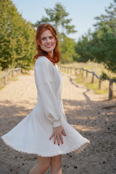 KAYLA Kleid Creamy White – Bio-Baumwolle, Rüschensaum