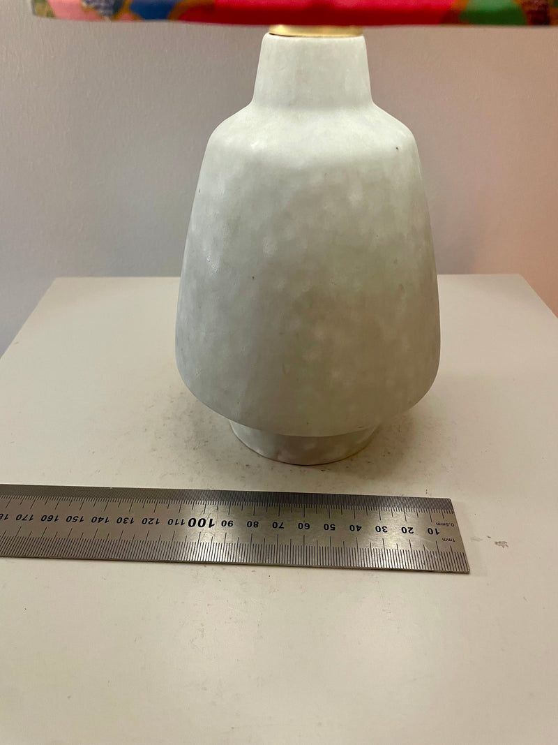 The Archive Collection: Kabellose Tischlampe aus Vintage-Vase mit Lampenschirm aus Liberty-Stoff „Prospect Road“ — Ansicht 11