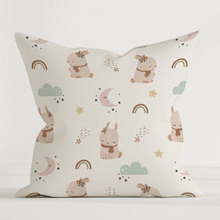 Dekokissen „Nordic Bunny“ mit Boho‑Hasen, Regenbögen und Mond‑Details, Baumwolle, 40×40 cm, ohne Füllung, wasserbasierte Farben – ruhige Skandi‑Atmosphäre fürs Kinderzimmer
