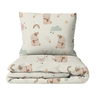 Nordic Bunny Premium Kinderbettwäsche aus OEKO‑TEX Baumwolle, Boho‑Design mit Häschen, Regenbögen und Wolken in sanften Cremetönen
