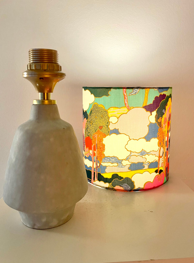 The Archive Collection: Kabellose Tischlampe aus Vintage-Vase mit Lampenschirm aus Liberty-Stoff „Prospect Road“ — Ansicht 8