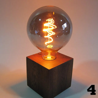 Skumring – Nachttischlampe aus Räuchereiche | Handgefertigt | Dimmbare LED | Warmes Licht