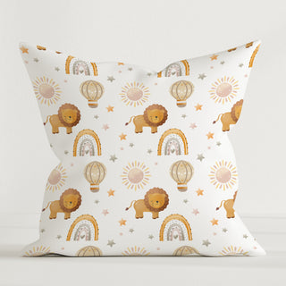 Löwe Premium Kinder Dekokissen aus OEKO‑TEX Baumwolle, handgezeichnetes Löwenmotiv mit Regenbögen, sanfte kinderfreundliche Farbtöne
