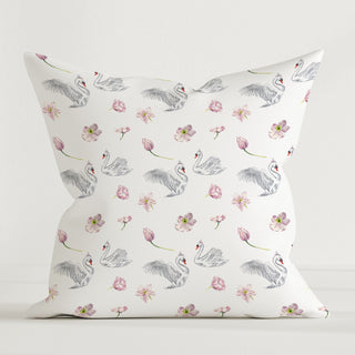 Schwäne Premium Kinder Dekokissen aus OEKO‑TEX Baumwolle, elegante Schwan‑Illustrationen in poetischer, ruhiger Gestaltung fürs Kinderzimmer
