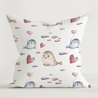 Leslis Kissenhülle „Seehunde“, 40×40 cm, 100% Baumwoll‑Canvas, ohne Füllung, weiche Haptik und maritime Seehund‑Illustration – robust, pflegeleicht und kuschelig.
