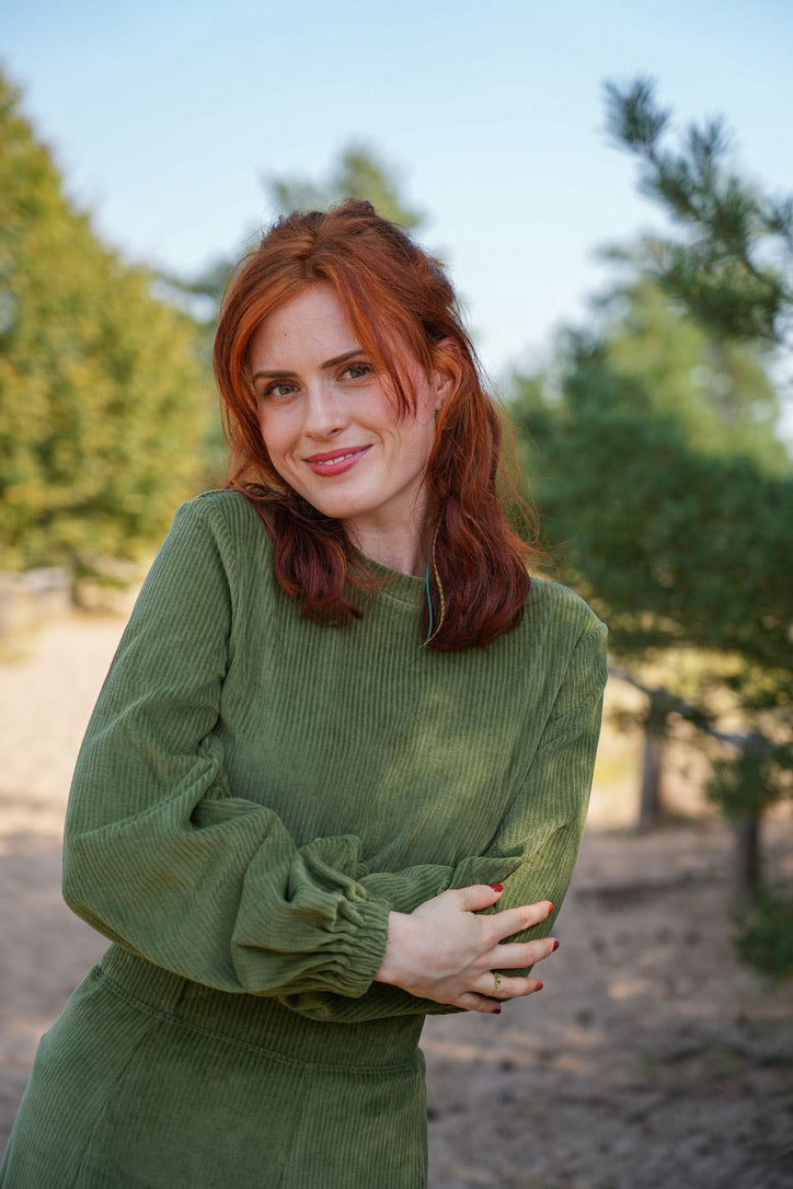 Marleen long olive sweater – hip-length sweater with balloon sleeves — Ansicht 5