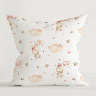 Leslis Kissenhülle „Traumhase“, 40×40 cm, 100% Baumwoll‑Canvas, ohne Füllung, weiches Hautgefühl, detailreiches Hasenmotiv – ideal fürs liebevoll dekorierte Kinderzimmer.
