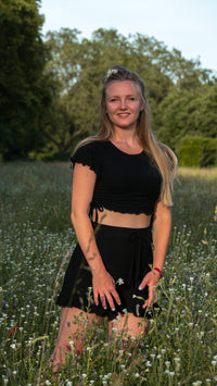 TENCEL FARRAH Crop T-Shirt black – Rippoptik mit Schnürung & Schmetterlingsärmel — Ansicht 10