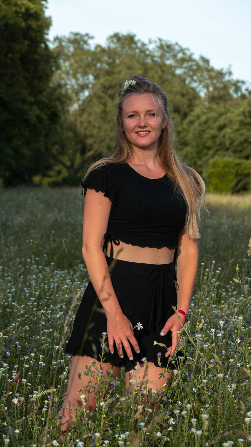 TENCEL FARRAH Crop T-Shirt black – Rippoptik mit Schnürung & Schmetterlingsärmel — Ansicht 10