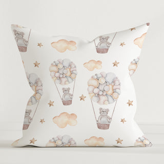 Leslis Bärlis Ballonfahrt Dekokissen 40×40 cm aus OEKO‑Tex Baumwolle – Bär im Heißluftballon, sanfte Pastelltöne, hautfreundlich und maschinenwaschbar
