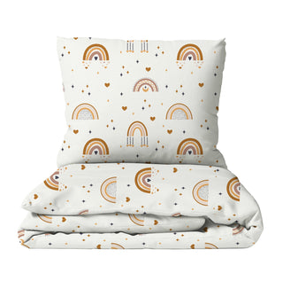 „Boho Rainbow“ Kinderbettwäsche mit warmen Regenbögen, OEKO‑Tex, GOTS‑Farben, wahlweise Satin‑Baumwolle oder Musselin, Größen 100×135/40×60 & 135×200/80×80.
