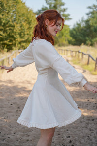 KAYLA Kleid Creamy White – Bio-Baumwolle, Rüschensaum — Ansicht 1