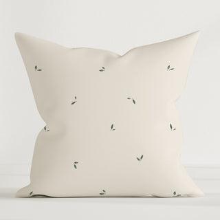 Dekokissenbezug mit feinen Olivenblättern in Pastell, 100% Canvas‑Baumwolle, hautfreundlicher, wasserbasierter Druck, Bezug ohne Füllung
