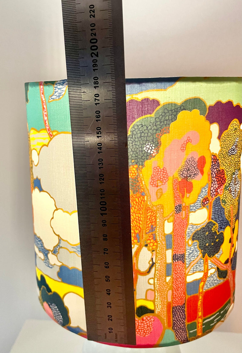 The Archive Collection: Kabellose Tischlampe aus Vintage-Vase mit Lampenschirm aus Liberty-Stoff „Prospect Road“ — Ansicht 13
