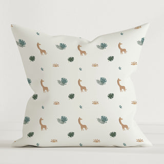 Leslis „Dschungel“ Kinder Dekokissen 40×40 cm ohne Füllung | Giraffen zwischen Palmen auf weicher Baumwolle | Leuchtend, hautfreundlich, ideal zum Kuscheln und Träumen
