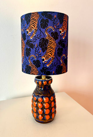 Pop-Art Vase upgecykelt zu kabelloser Tischlampe