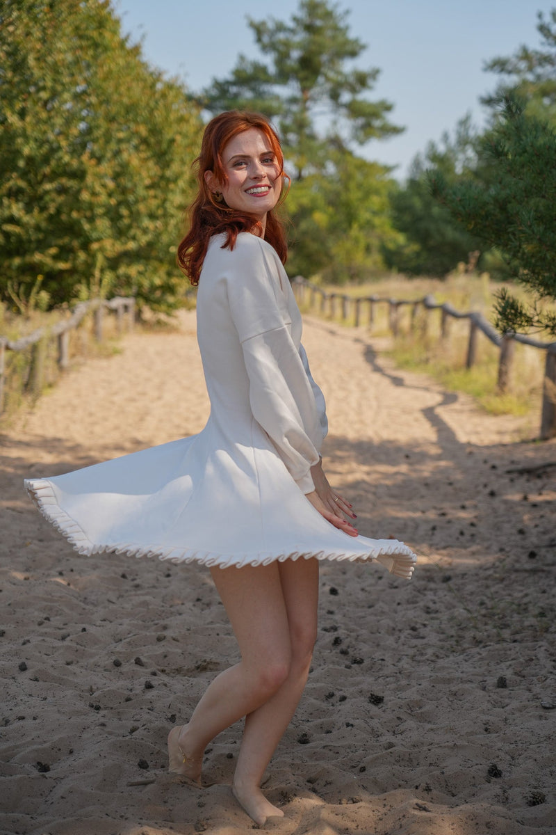 KAYLA Kleid Creamy White – Bio-Baumwolle, Rüschensaum — Ansicht 5