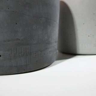 Detailfoto der Handworkz Prägung aus Beton am Fuße der Anthraziten Gartenfackel.